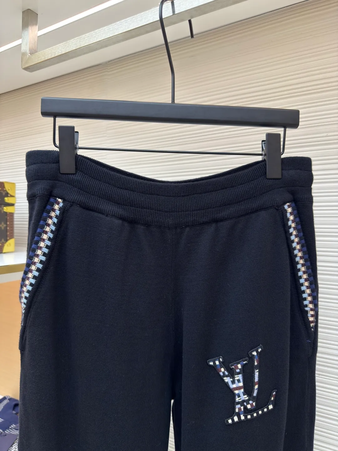 LOUIS VUITTON LOGO embroidered elastic waist trousers ●Authentic product: Purchased and developed by 15210 ●Item number: 1680056-B10 ●Fabric: combed cotton yarn fabric ●Technology: knitting ●Version: fitted version ●Weight: about 615 grams ●Size: XS-S-M-L ●Description: Made of combed cotton yarn It adopts German imported machine (SOTO) 14 knitting machine, the jacquard part adopts Japanese (Shima Seiki) 7-needle knitting, wool jacquard, imported embroidery, customized 1:1 zipper and customized 1:1 trademark. The overall wiring is straight and delicate, the fabric is comfortable and soft, and the color is consistent without color difference. It can be matched with the same style to create a fashionable look and control various occasions. Customized accessories, complete with three standards, same style for men and women!